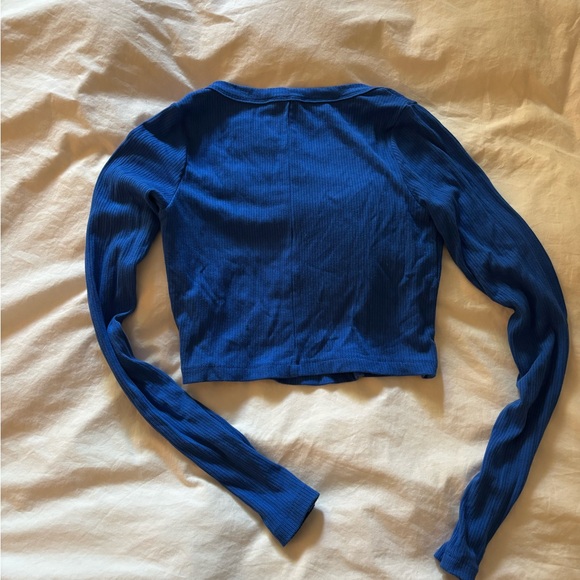 OLIVEACIOUS | Blue Ribbed Crop Top - Picture 2 of 3